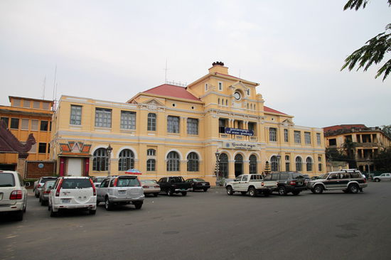 Das schön sanierte Gebäude der Hauptpost. Direkt rechts daneben ...