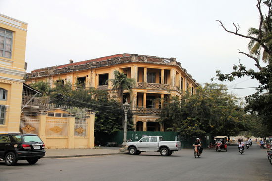 ... ein verlassenes Gebäude. Selbst in der Innenstadt sieht man noch einige verlassene Gebäude. Anscheinend immer noch Überbleibsel der Herrschaft der Roten Khmer, die Phnom Penh im Jahr 1975 innerhalb weniger Stunden räumten und anschließend dafür sorgten, dass die Stadt bis 1979 unbewohnt blieb. In den 1980er Jahren war Phnom Penh eher eine Geisterstadt und erst seit Anfang der 1990er Jahre kehrt das Leben in die Stadt zurück. So lebendig und bunt die Stadt heute wirkt, sieht man doch immer wieder Reste dieser Schreckensherrschaft.