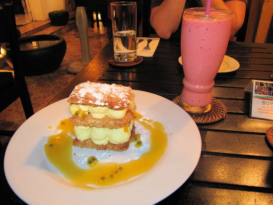 White Chocolate mit Passion Fruit Mousse in Filo Pastry. Daneben der Raspberry-Vanilla Shake!