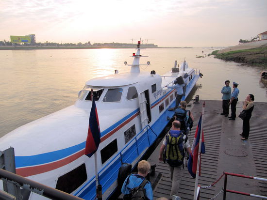 Wir bestiegen unser Schnellboot nach Siem Reap und pünktlich um 07.30 Uhr legten wir ab.