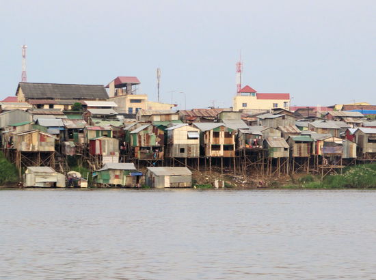 Am Ufer sahen wir die schlechteren Wohngebiete der Millionenmetropole Phnom Penh.