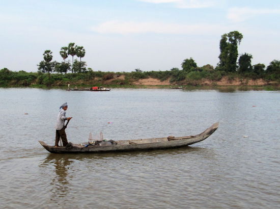 In unserem Schnellboot rasten wir oft an einfachen Fischern mit ihren Booten vorbei. 
Die Fahrt war ziemlich ereignislos, besonders die Fahrt über den riesigen See 'Tonle Sap'. Die erste und die letzte halbe Stunde der 6,5 Stunden langen Fahrt waren die abwechselungsreichsten. Trotzdem ist die Bootstour die beste und angenehmste Variante für die Strecke von Phnom Penh nach Siem Reap.