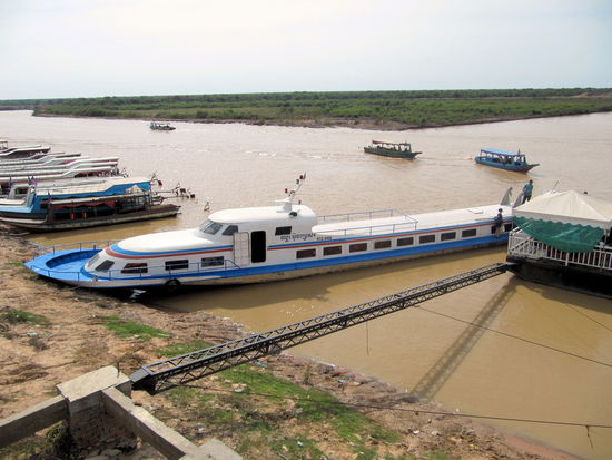 Leider kann das Boot nicht bis nach Siem Reap fahren. Für das letzte Stück bis in die Stadt muss man noch eine halbe Stunde mit dem Tuk Tuk fahren.