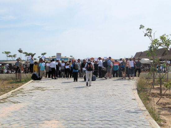 Außerhalb des Fährterminals warteten längst die Tuk Tuk Fahrer. Wir hatten bereits in Phnom Penh eine Unterkunft in Siem Reap vorgebucht, wodurch man kostenfrei von der Fähre abgeholt wird. Mitten im Getümmel stand der Tuk Tuk Fahrer mit einem Schild, wo ungefähr mein Name drauf stand. 