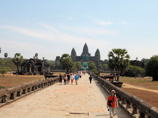 Der lange Weg zum zentralen Heiligtum und die bekannteste Ansicht. Angkor Wat wurde ca. 1150 dem Hindugott Vishnu geweiht und die Bauzeit betrug ca. 30 Jahre.