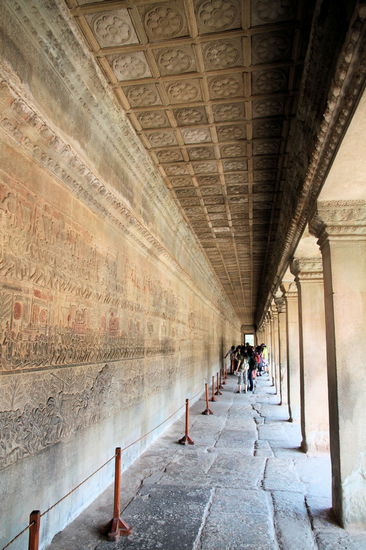 Die Außenwände der ersten Tempeleinfassung sind mit hunderten Metern toller und aufwändiger Wandreliefs geschmückt.