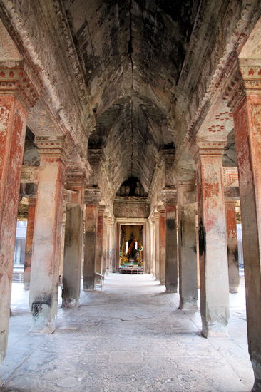 Im zentralen Heiligtum. Die Säulen erinnerten mich an die Hallen von Moria. 