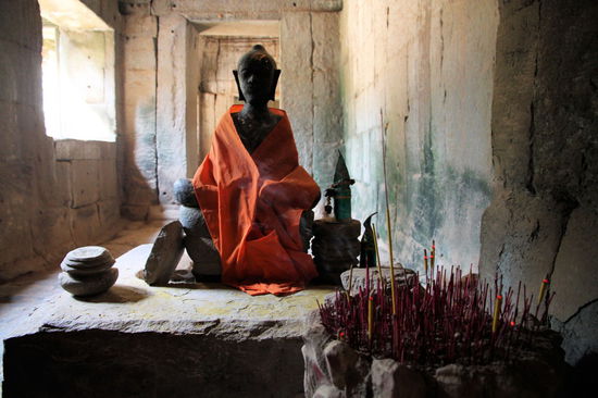 Immer wieder sieht man geschmückte Buddhastatuen mit Räucherstäbchen, Blumen oder anderen Opfergaben.