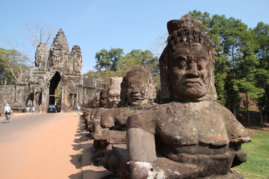 Am zweiten Tag starteten wir mit Angkor Thom. Im Bild das südliche Eingangstor zum riesigen Areal vom Angkor Thom.