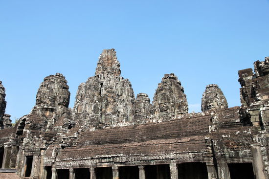 Der Tempel Bayon im Zentrum von Angkor Thom. Eine Besonderheit dieses Tempels sind die vier Gesichter an jeder Turmspitze.