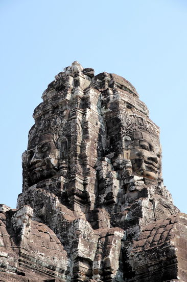 Eine gut erhaltene Turmspitze mit einem Gesicht in jede Himmelsrichtung.