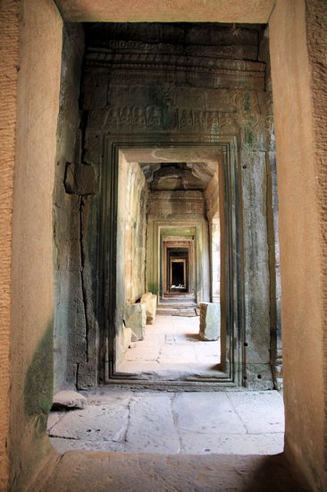 Lange Flure bzw. ineinander übergehende Räume.