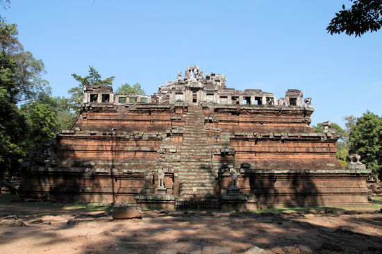 Nördlich des Bayon befinden sich fußläufig mehrere weitere Tempel und interessante Anlagen. Zuerst kamen wir am Baphuon vorbei (leider geschlossen wegen Restaurierung), dann folgt Phimeanakas (der pyramidenförmige Tempel im Bild) und nördlich davon liegen zwei Badebecken aus der damaligen Zeit.