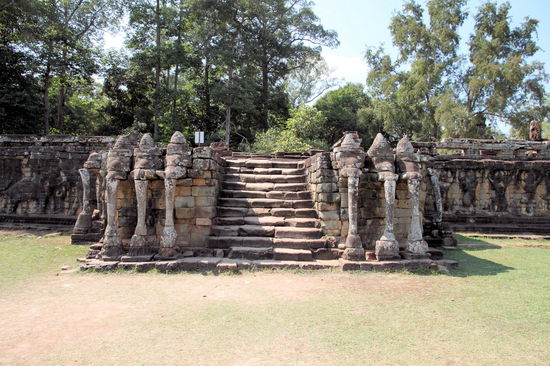 Von vorne wird deutlich, warum die Terrasse Elefantenterrasse heißt. Weitere Elefanten und andere Tiere finden sich in den Wandreliefs an den Seiten.