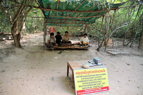 Auf den Wegen zu den einzelnen Tempeln spielen häufig traditionelle Khmer-Musikgruppen, deren Mitglieder alle Landminenopfer sind. Eine gute Initiative, wo wir gerne etwas gespendet haben.