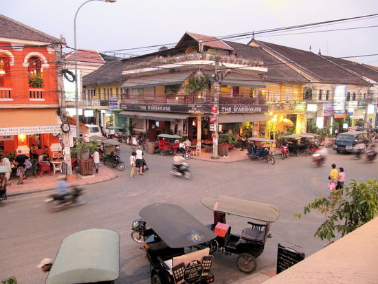 Straßenkreuzung in der Innen-/Altstadt von Siem Reap.