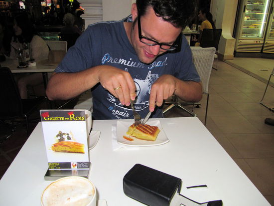 Da im Bereich der Gastronomie immer noch ein Hauch von Frankreich durch die Küchen weht, kam ich in den Genuss einen 'Galette des Rois' essen zu können. In einer deutschen Bäckerei würde es wahrscheinlich als Blätterteigteilchen mit Mandelcreme-Füllung verkauft. Da es lecker schmeckte und ich ein großer Marzipanfan bin, hab ich mir am nächsten Abend gleich noch einen gekauft. 