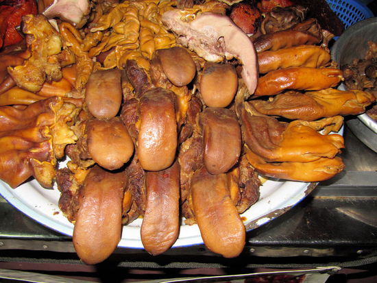 Wer eher auf herzhafte Dinge steht, oder ein großer Rolling Stones Fan ist, dem sei diese fleischhaltige Platte empfohlen! Normalerweise isst man so was ja nur fein püriert in einer Fleischwurst, aber ich tippe mal auf 'alles Gute vom Schwein'. An den Seiten sieht es verdächtig nach Schweineohren aus, daher tippe ich bei den Zungen auch auf Schwein! Und der Rest ... naja, ein Schwein besteht ja nicht nur aus Zunge und Ohren! 