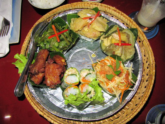 Zurück zu weniger fleischhaltigem Essen. Im Bild ist die Angkor Palm Platte für 2 Personen (14 US-$) zu sehen. Das Restaurant Angkor Palm wird im Lonely Planet empfohlen, als ein von Khmer geführtes Restaurant, welches regionale Khmer-Küche mit lokalen und biologischen Zutaten bietet. Leider haben uns weder das Essen noch der Service überzeugt und daher können wir das Angkor Palm nicht weiterempfehlen.