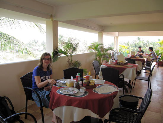 Der Frühstücksbereich auf der Dachterrasse unserer Unterkunft. Sieht irgendwie viel schicker aus, als es in Wirklichkeit war - das muss wohl an der jungen Dame im Bild liegen. 
(Lizzy) Ich schmelze dahin...
(Rod) Der Rest der Dachterrasse wirkte etwas unvollendet und war gleichzeitig der Wohnbereich der Hotelangestellten.