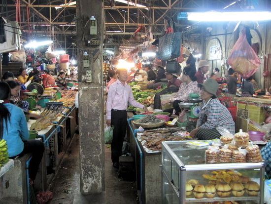 Der 'Old Market' im Zentrum von Siem Reap. Hier gibt es neben dem üblichen Touristenzeugs auch diesen Bereich, in dem frische Waren verkauft werden.