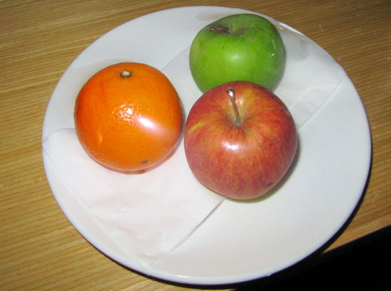 Im Zimmerpreis war eine Fruchtplatte (im Bild) zur Begrüßung enthalten. Diese drei exotischen Früchte waren zusätzlich noch hermetisch mit einer Frischhaltefolie bedeckt. 
Dafür wurden wir am nächsten Morgen überrascht vom wirklich sehr guten und vielfältigen Frühstücksbuffet!