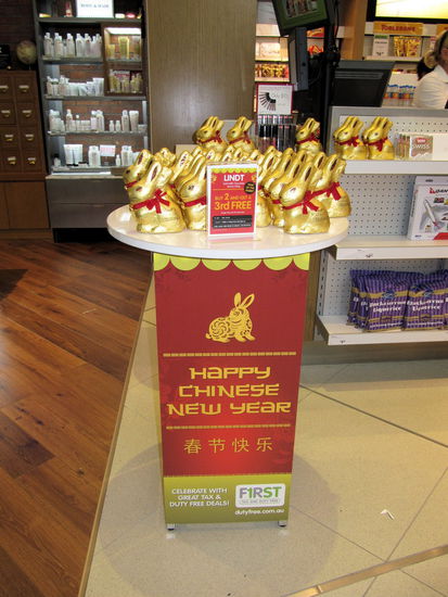 Am Flughafen in Melbourne lächelten mich plötzlich diese Lindt-Osterhasen an! Ich war ein wenig irritiert, da es der 22. Januar war. Selbst in deutschen Supermärkten sieht man 3 Monate vor Ostern noch keine Osterhasen im Regal.
Bei genauerem Hinsehen stellte ich fest, es ist chinesisches Neujahr und die Chinesen begrüßen das Jahr des Hasen! Bestimmt ein guter Extra-Umsatz für Lindt.