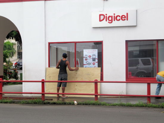Selbst der Digicel Shop begann seine Fenster mit Spanplatten zu schützen.