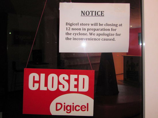 Da der Zyklon für nachmittags vorhergesagt war, machten die meisten Geschäfte in der Hauptgeschäftsstraße bereits mittags dicht.