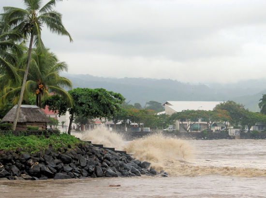 Gegen die Hafenmauern schlugen schon hohe Wellen.