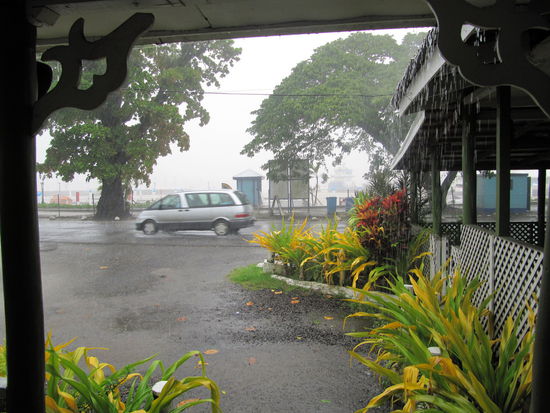 Der Blick von der Terrasse unserer Unterkunft. Am Nachmittag schüttete es dann wie aus Eimern, aber wir bekamen netterweise nur die Ausläufer des Zyklons ab. Außer sehr viel Regen, einer überforderten Kanalisation und stärkerem Wellengang als üblich, ist nichts passiert.