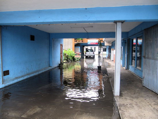 Am nächsten Tag hörte es auf zu regnen. Trotzdem stand diese Hotelzufahrt immer noch unter Wasser.