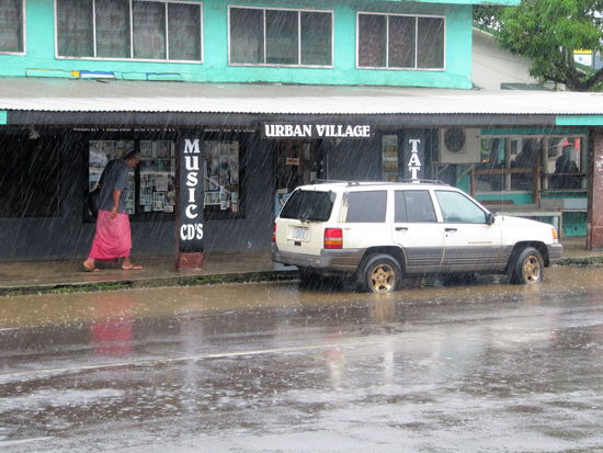 Leider fing es dann wieder an zu regnen und die Straßen liefen erneut voll mit Regenwasser. Auf dem Gehweg übrigens ein samoanischer Mann im traditionellem Lava-Lava Rock. Selbst ein Teil der Geschäftsleute und Polizisten trägt Rock.