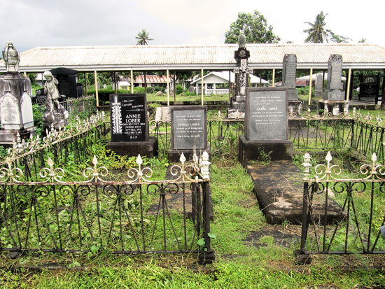 In den Regenpausen erkundeten wir ein wenig die Kleinstadt Apia. Da Samoa bis zum ersten Weltkrieg eine deutsche Kolonie war, gibt es hier auch deutsche Gräber aus der Zeit.