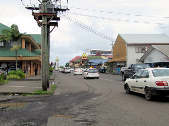 Downtown Apia, die Hauptgeschäftstraße von Samoas Hauptstadt. Natürlich ist auch hier das goldene 'M' vertreten. Ansonsten ist Apia sehr überschaubar und eher eine Kleinstadt.