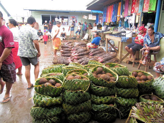 Auf dem Markt von Apia gab es neben Kokosnüssen und Wurzeln alles zu kaufen, was die Tropen an leckeren Früchten zu bieten haben.