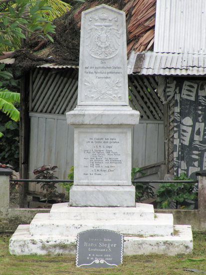 Ein Denkmal für im Jahr 1888 bei Apia gefallene deutsche Soldaten. Da Samoa 1888 noch keine deutsche Kolonie war, steht auf dem Denkmal "Den auf der australischen Station für das Vaterland gebliebenen Kameraden".