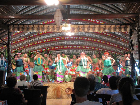 Einen Abend gingen wir ins Aggie Grey's Hotel um dort die Fia Fia Tanzshow anzuschauen (inkl. anschließendem Buffet). Der Service war schlecht (Getränke kamen erst nach 55 Minuten) und die Einbindung von drei armen Touristen bei einem Tanz war nicht nach unserem Geschmack, ansonsten war die Fia Fia Tanzshow wirklich schön. Die Akteure waren alle Beschäftigte des Hotels und die meisten (vor allem die Kerle) hatten sichtlich Spaß an der Aufführung und haben eine tolle Show geboten. Es war ein sehr schöner Abend mit anschließend nettem Buffet/Essen.