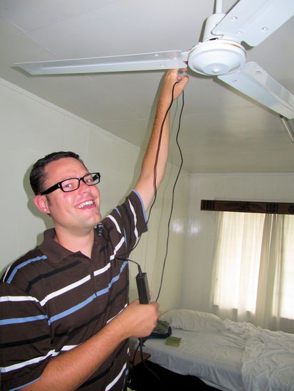 Nachgestellte Szene des Unfalls - als ich wieder Lachen konnte. 
Liebe Kinder: Bitte versucht nicht eure Hand in einen laufenden Ventilator zu stecken - es tut höllisch weh!