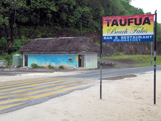 Unser erster Eindruck von den Taufua Beach Fales. Das Sanitärgebäude (im Hintergrund) ist durch die Straße von den Fales getrennt. Die Sanitäranlagen waren okay - selbst ich habe die kalten Duschen überlebt!