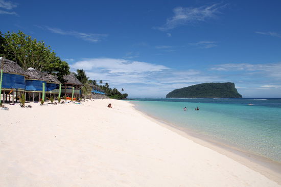 Tja, und dann ist da noch der Strand! Bei diesem perfekten Tropenidyll vergisst man ganz schnell die kalten Duschen! Schöner Strand, glasklares Wasser und sogar schöne Korallen.