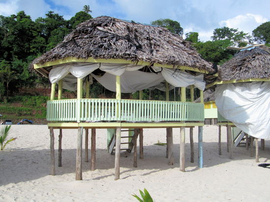 Da die luxuriösen Bungalows mit Holzwänden alle belegt waren, wurde uns die Entscheidung leicht gemacht und wir 'entschieden' uns für ein 'open fale'. Wir ihr im Bild sehen könnt ist unsere Hütte recht einfach gehalten. Die offenen Fales sind die traditionellen Hütten auf Samoa und vielen anderen Inseln Polynesiens. Eigentlich besitzen die offenen Fales geflochtene Matten/Rollos, die man zum Schutz vor Regen oder für etwas mehr Privatsphäre herunterlassen kann. Bei der billigen Touristenvariante werden leider Plastikplanen eingesetzt, was meiner Meinung nach diese hübschen Strandhütten total verschandelt!