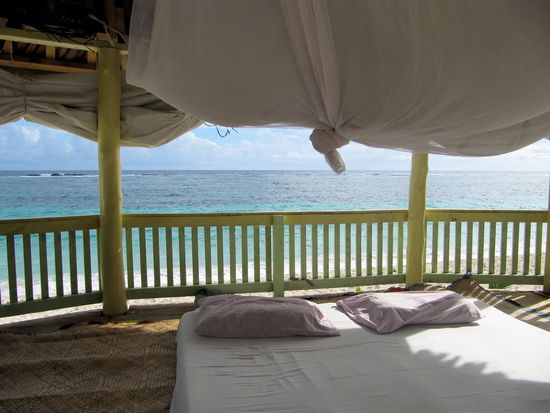 Plastikplanen hin oder her - dies ist der Blick aus unserem Fale! Die Fales stehen direkt am Strand und man hat diesen fantastischen Ausblick. Ausgestattet sind diese offenen Fales nur mit dem Nötigsten: geflochtene Matte auf dem Holzfußboden, eine Matratze mit Spannbettlaken und zwei Kopfkissen und ein großes Mosquitonetz - mehr braucht man nicht für ein paar erholsame Tage am Meer!