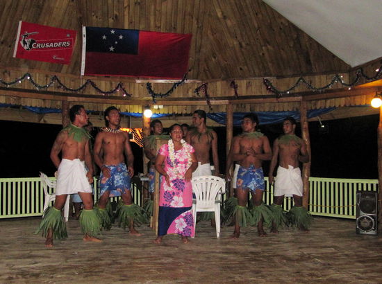 Am Samstagabend gab es auch hier eine Fia Fia Aufführung der lokalen Tanz- bzw. Musikgruppe. Besonders die Tänzerin hat uns mit ihren gekonnten Bewegungen begeistert.