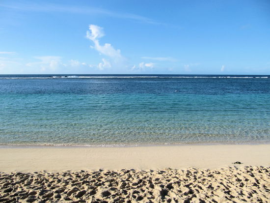 Nur ein paar Schritte und man ist im Wasser ...
Weiter draußen (weißer Wellenkamm) brechen sich die Wellen am Riff.