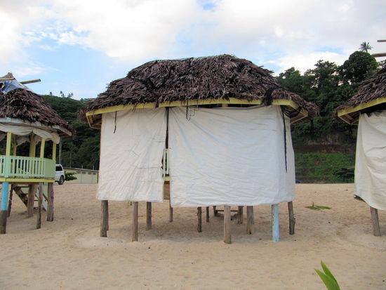 Unser Fale in der geschlossenen Regen- bzw. Nachtvariante. Die Planen sind nicht sehr ursprünglich, dafür aber schön dicht bei Regen! 