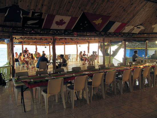 Das Hauptfale. Im Rücken ist die Bar/Küche. Im Vordergrund der lange Tisch an dem die gemeinsamen Mahlzeiten (Frühstück und Abendessen sind inklusive) eingenommen werden. Im Hintergrund der Aufenthaltsbereich, wo man tagsüber rumhängen kann, oder die Zeit vor/nach den Mahlzeiten verbringt und mit den anderen Gästen ins Gespräch kommt. Die Mahlzeiten waren gut und ausreichend.