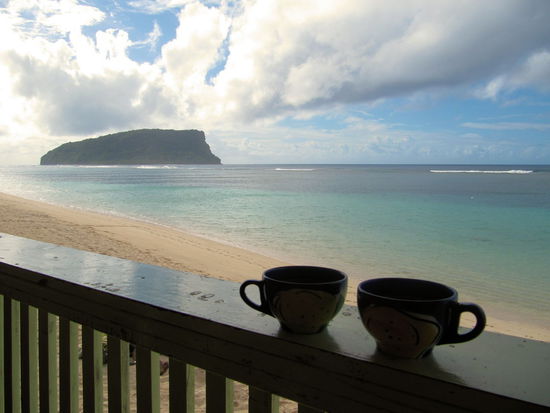 Den ganzen Tag über gabs Kaffee und Tee für umsonst. So gönnten wir uns nachmittags immer eine Tasse Kaffee/Tee mit dieser Aussicht. 
(Lizzy) Und zwischendurch gab es Bananen von der Staude, die an einem Baum aufgehangen war. Lecker. Mit Supermarktbananen nicht zu vergleichen! (siehe unten)