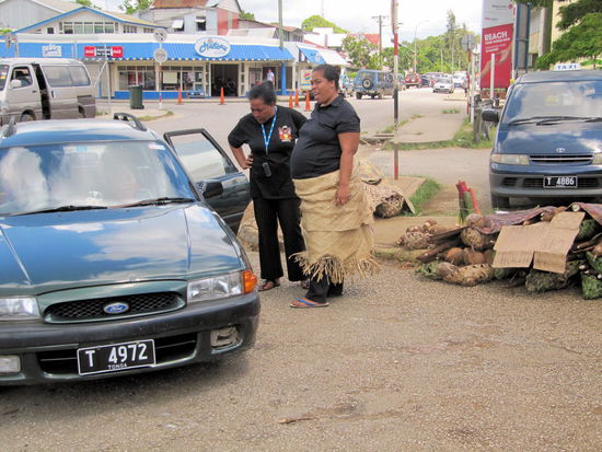 Ein Teil der Tonganer trägt auch im Alltagsleben die traditionellen geflochtenen Matten. Sie sehen nicht sonderlich bequem aus.
