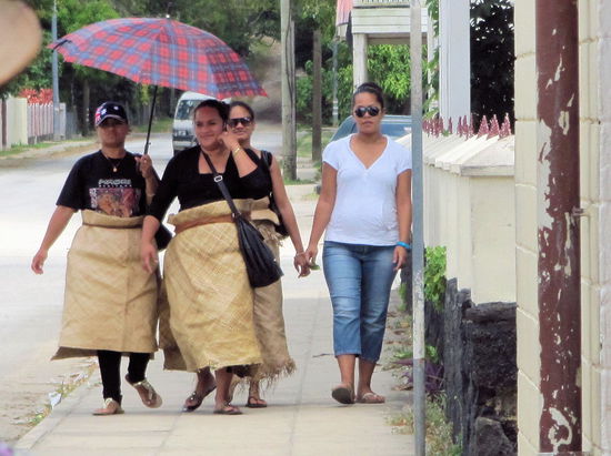Westlich gekleidet und eher traditionell gekleidet im direkten Vergleich.